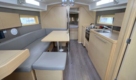 Salon und Pantry Innenaufnahme der Oceanis 38 "Ulysses" in Heiligenhafen