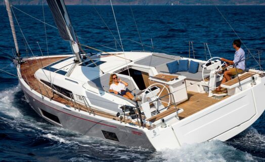 Backbordaufnahme bei Fahrt in Schräglage einer Oceanis 46.1 in Heiligenhafen