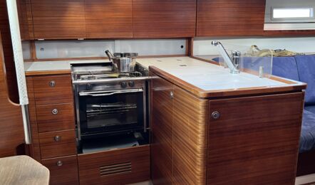 Pantry Innenaufnahme der Salona 38 performance "Punta D´Oro" in Heiligenhafen