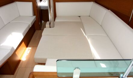Salontisch als Schlafmöglichkeit der Sun Odyssey 389 Lioba in Heiligenhafen