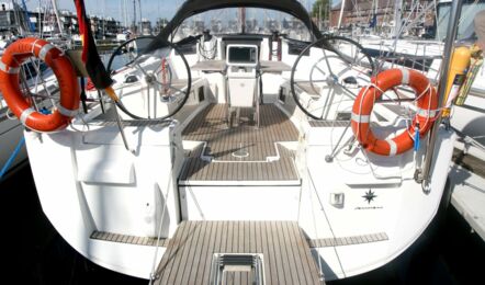 Heckansicht mit aufgeklappter Badeplattform der Sun Odyssey 439 "Bruce" in Heiligenhafen