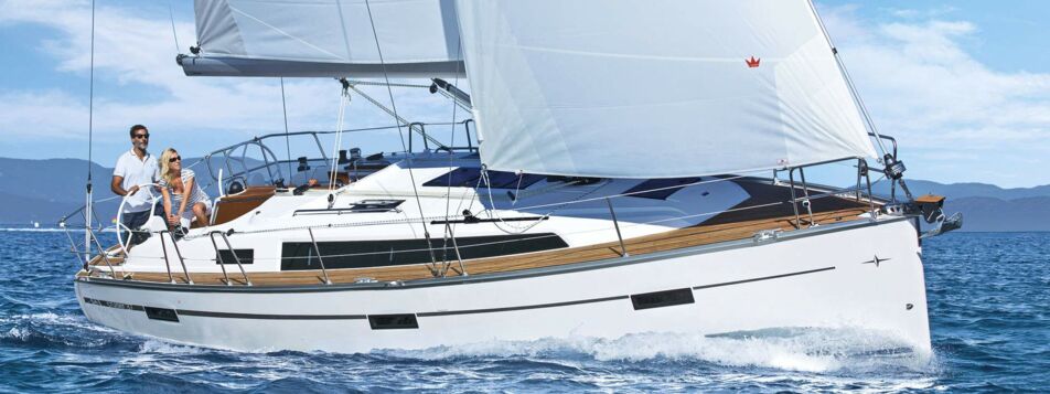 Steuerbord Aussenaufnahme einer Bavaria cruiser 37