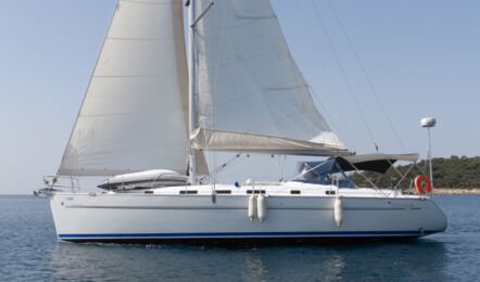 Backbord Aussenaufnahme der Beneteau Cyc 43.3 "Fame" in Heiligenhafen
