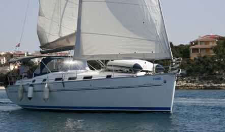 Steuerbord Bugaufnahme unter Segeln der Beneteau Cyc 43.3 "Fame" in Heiligenhafen
