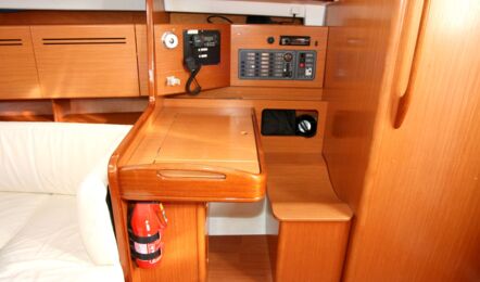 Kartentisch mit Bedieninstrumenten der Beneteau Cyc 43.3 "Fame" in Heiligenhafen