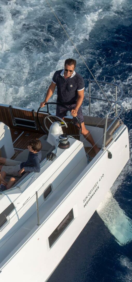 Cockpit einer Sun Odyssey unter Segeln Cockpit einer Sun Odyssey unter Segeln