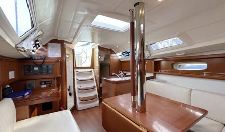 Salon Innenaufnahme der Oceanis 31 "Mambo" in Heiligenhafen
