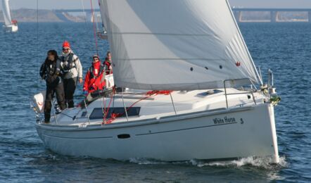 Bug Steuerbord Aussenaufnahme der Oceanis 37 "White Horse" in Flensburg