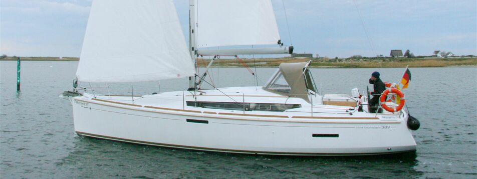 Backbord Aussenaufnahme der Sun Odyssey 389 "Freiheit" in Greifswald