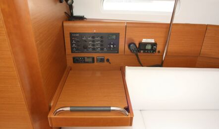 Kartentisch mit Bedienpanel der Sun Odyssey 389 Lioba in Heiligenhafen