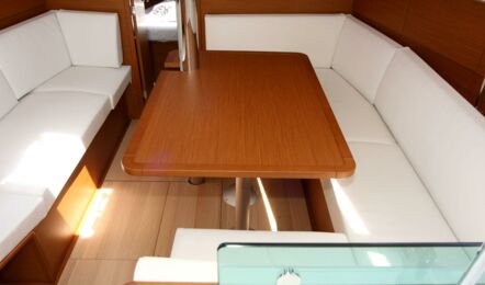 Salontisch der Sun Odyssey 389 Lioba in Heiligenhafen
