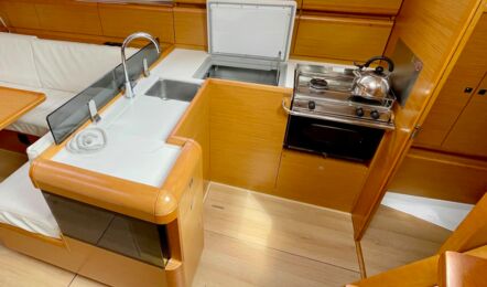 Pantry Innenaufnahme der Sun Odyssey 439 "Bruce" in Heiligenhafen