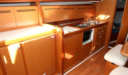 Pantry der Beneteau Cyc 43.3 "Fame" in Heiligenhafen