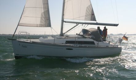 Backbord Aussenaufnahme der Oceanis 31 "Mambo" in Heiligenhafen