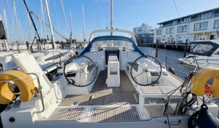 Heckansicht mit Steuerrädern und Cockpit der Oceanis 38 "Ulysses" in Heiligenhafen