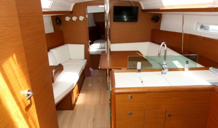 Salon mit Pantry der Sun Odyssey 389 Lioba in Heiligenhafen