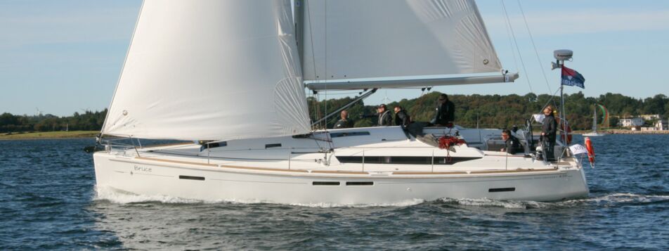 Aussenaufnahme der Sun Odyssey 439 "Bruce" in Heiligenhafen