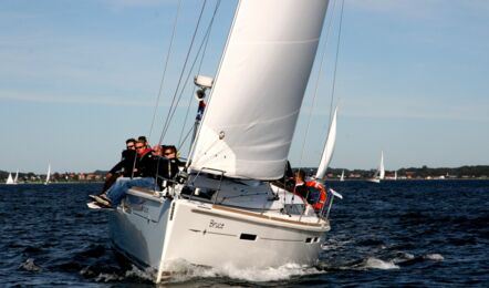 Bugansicht der Sun Odyssey 439 "Bruce" in Heiligenhafen