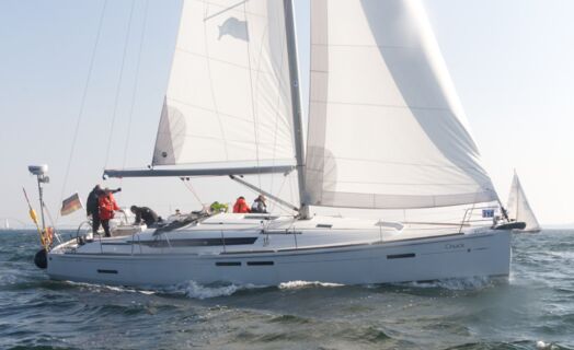 Steuerbord Aussenaufnahme der Sun Odyssey 439 Chuck in Flensburg