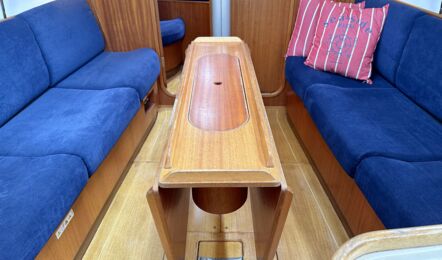 Salontisch Innenaufnahme der X 37 "eXess" in Heiligenhafen