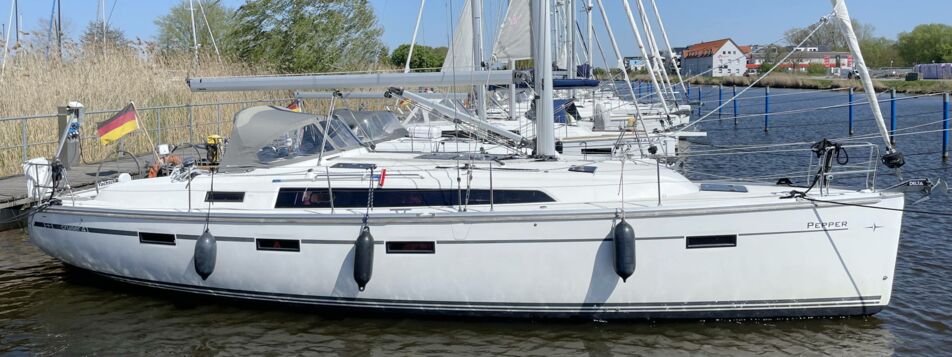 Steuerbord Aussenaufnahme der Bavaria cruiser 41 „Pepper“ in Barth