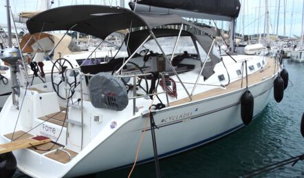 Steuerbord Heckaufnahme der Beneteau Cyc 43.3 "Fame" in Heiligenhafen