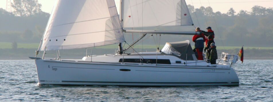 Backbord Aussenaufnahme der Oceanis 34.2 „Tango“ in Heiligenhafen