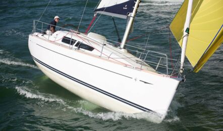 Steuerbord Bugaufnahme einer Sun Odyssey 30i in Greifswald