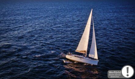 Steuerbordansicht aus der Luft unter Segel einer Sun Odyssey 389 in Heiligenhafen
