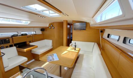 Salon Innenaufnahme der Sun Odyssey 439 "Bruce" in Heiligenhafen