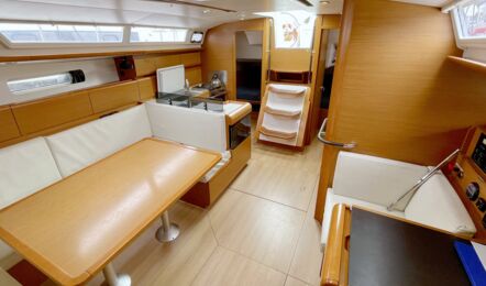 Salon Innenaufnahme der Sun Odyssey 439 "Bruce" in Heiligenhafen