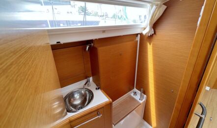 Nasszelle Achtern Innenaufnahme der Sun Odyssey 439 "Bruce" in Heiligenhafen