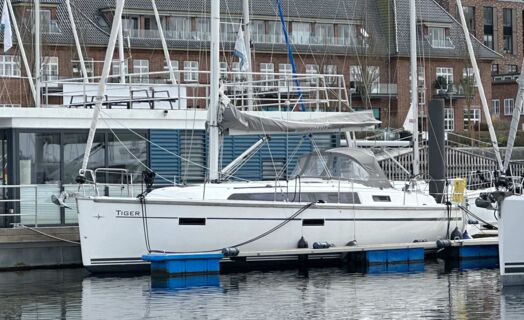 Backbord Aussenaufnahme der Bavaria cruiser 37 „Tiger“ in Flensburg