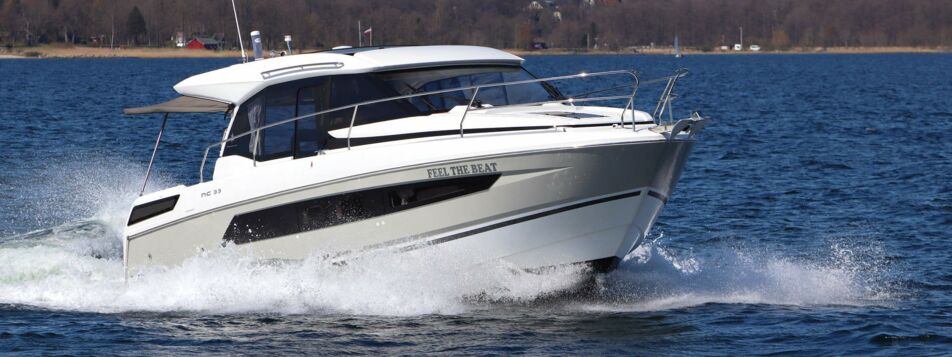 Bug Aussenaufnahme der Jeanneau NC 33 „Feel The Beat“ in Barth