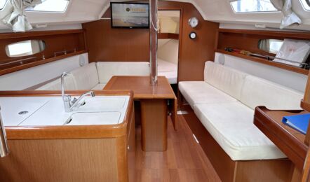 Salon Innenaufnahme der Oceanis 31 "Poldi" in Heiligenhafen