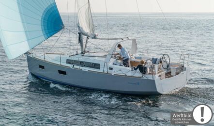 Backbord Aussenaufnahme einer Oceanis 38 in Heiligenhafen