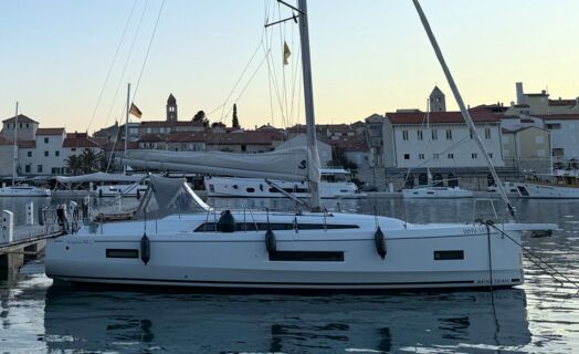 Steuerbord Aussenaufnahme der Oceanis 40.1 „Elisa“ in Punat in Kroatien