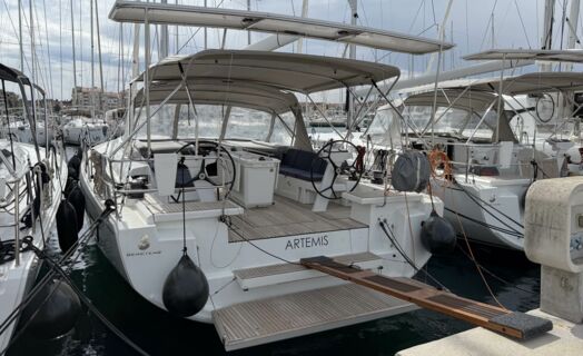 Backbord Heck Aussenaufnahme der Oceanis 46.1 „Artemis“ in Biograd in Kroatien