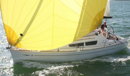 Backbord Aussenaufnahme unter Segeln und Gennaker einer Sun Odyssey 30i in Greifswald