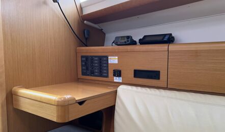 Kartentisch Innenaufnahme der Sun Odyssey 30i Lightning in Greifswald