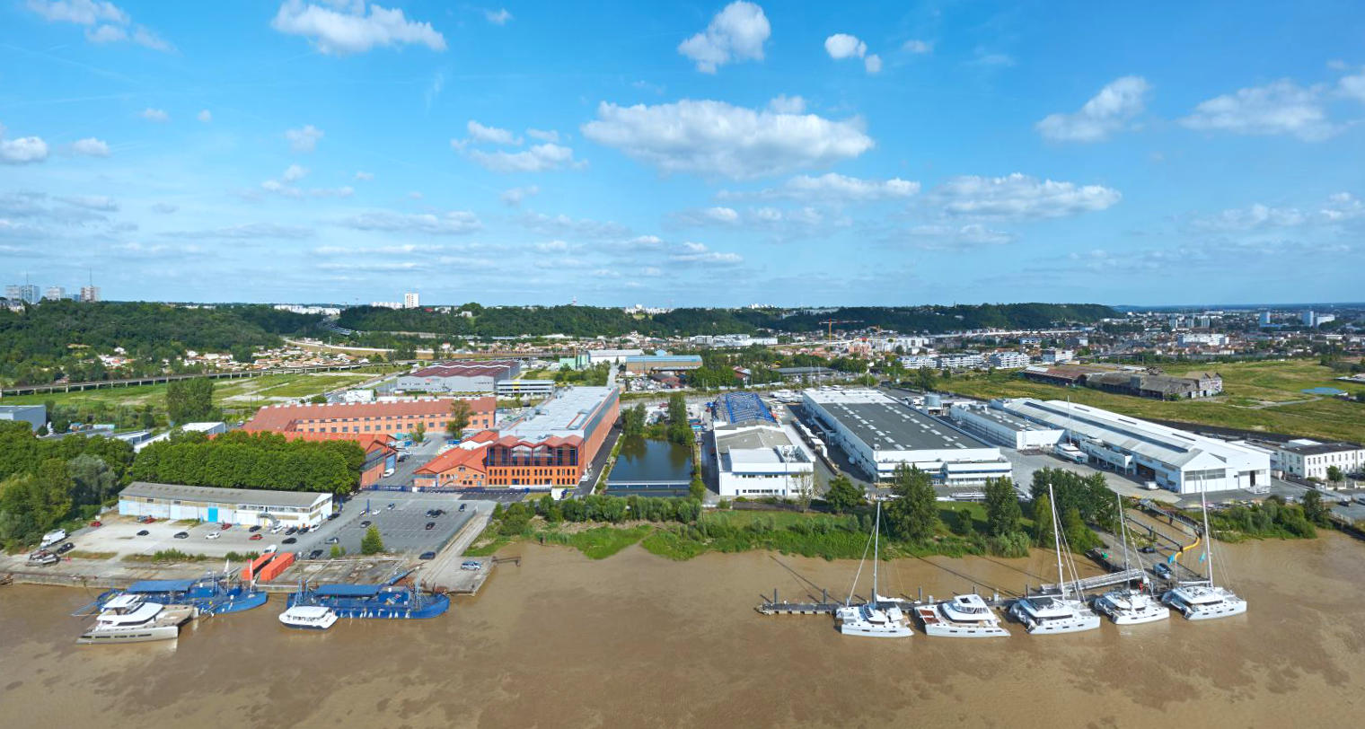 CNB-Werft in Bordeaux an der Garonne mit fertigen Lagoon Katamaranen