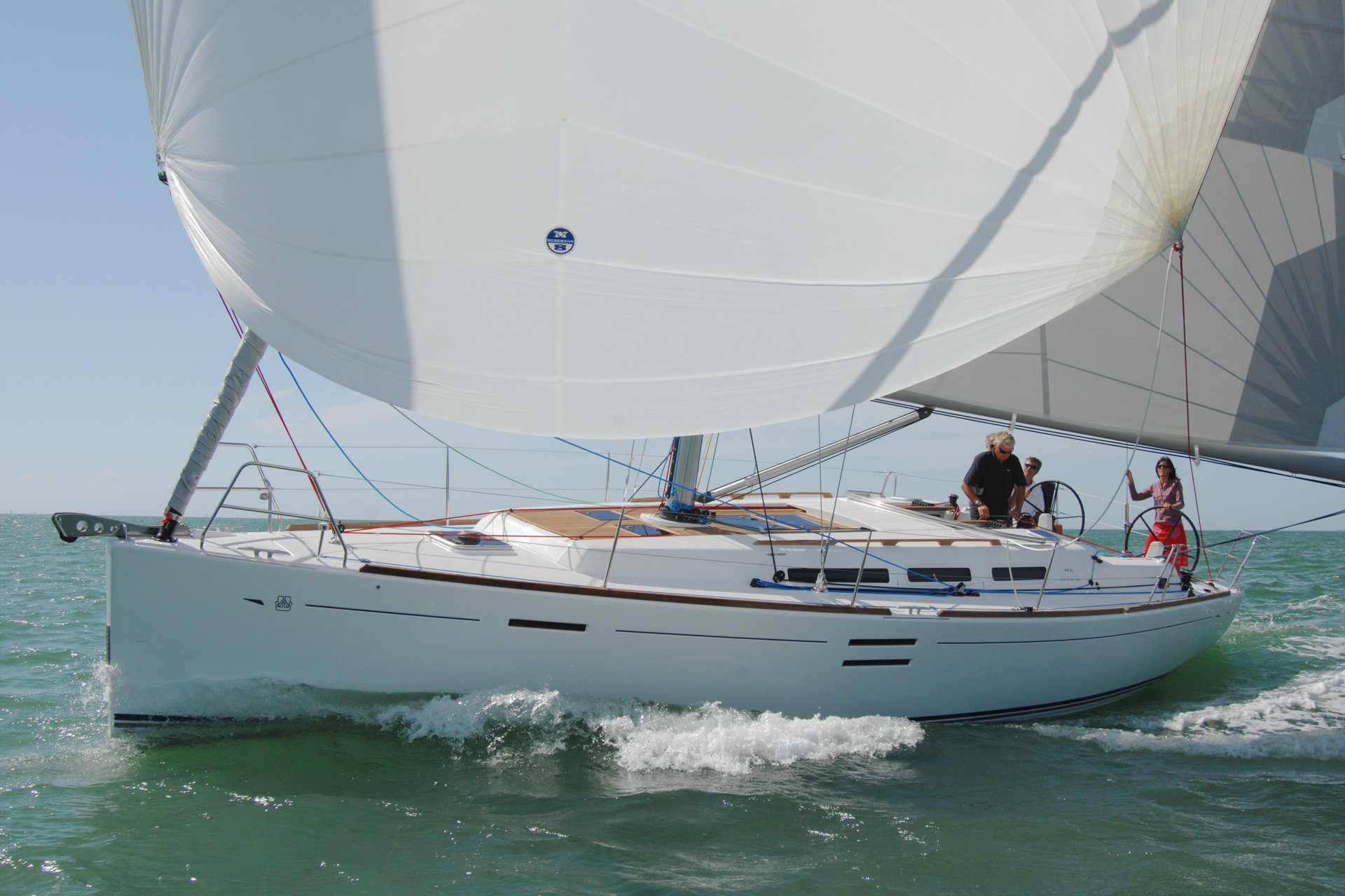 Steuerbordaufnahme unter Segel in Schräglage einer Dufour 40e Performance Passion in Heiligenhafen