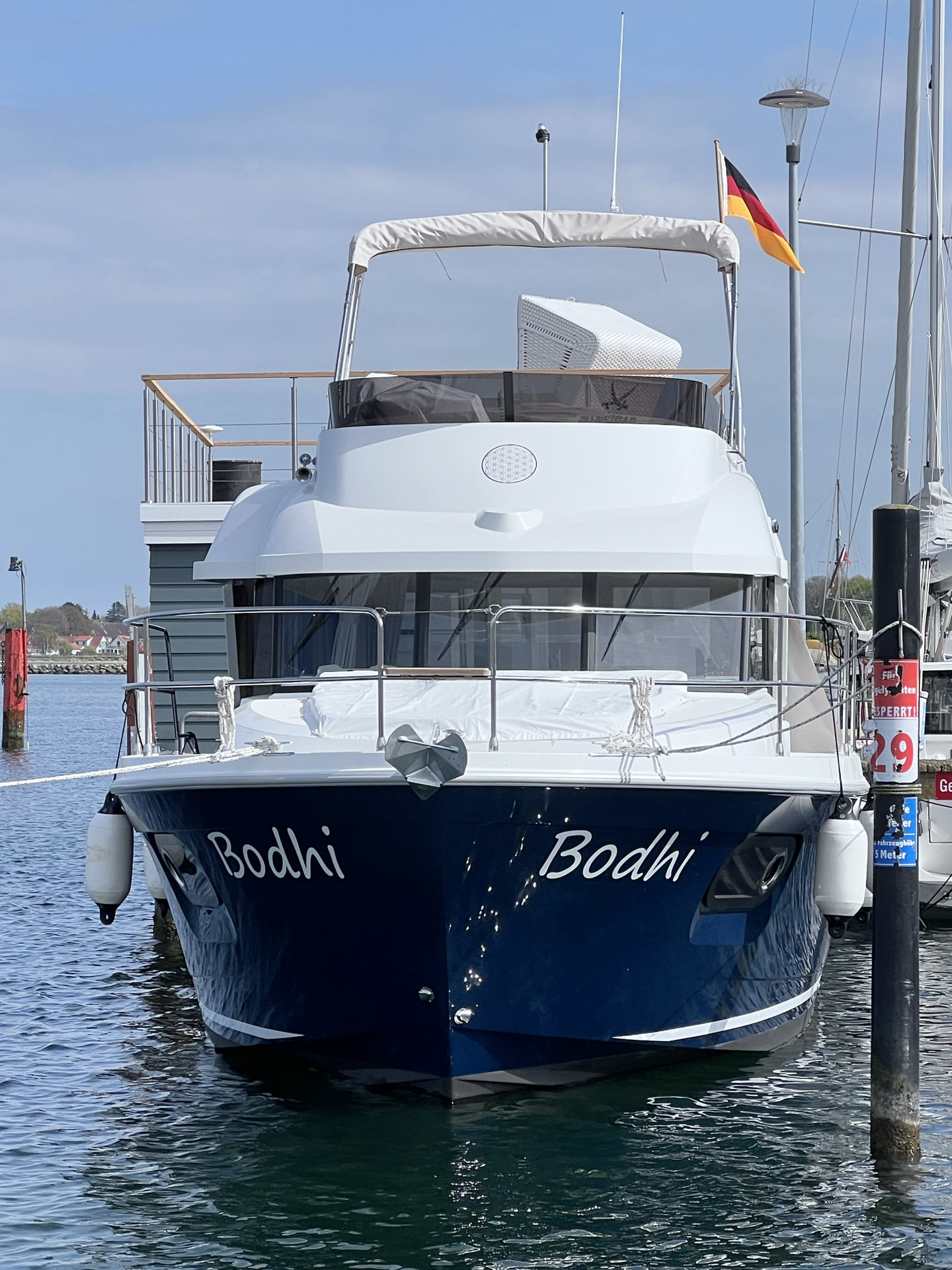 Aussenaufnahme Steuerbord in Fahrt einer Beneteau Swift Trawler 35 in Heiligenhafen